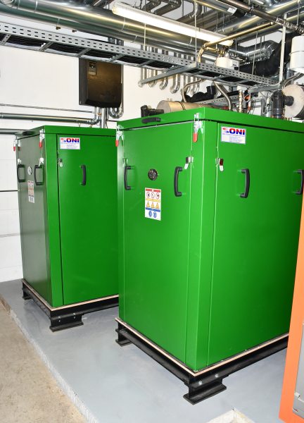 Die BHKW-Anlage sorgt für die Deckung eines elektrischen Grundlastbedarfes von 100 Kilowatt und liefert gleichzeitig 180 Kilowatt Abwärme, die für die Erzeugung von Kühlenergie über eine Absorptionskältemaschine genutzt wird (Bild: ONI).