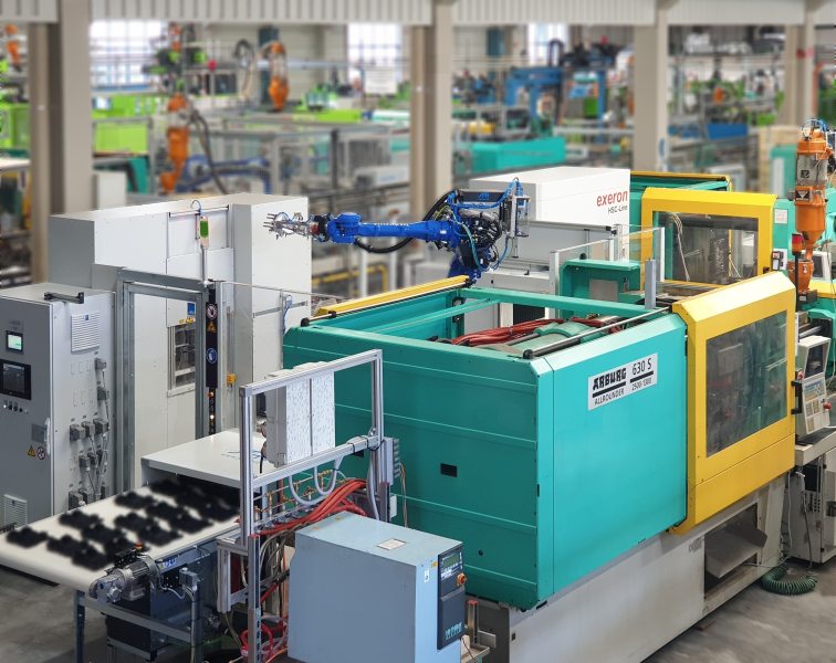 Klug kombiniert: Von der Spritzgießmaschine mit Schnellwechsel-Werkzeugeinsätzen werden die Bauteile per Roboter direkt an die CNC-Bearbeitung übergeben (Bild: Weiss).