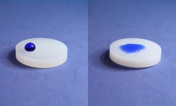 Im Bild links wurde das Kunststoffsubstrat mit dem neuen Plasmaverfahren behandelt und ist nun wasserabweisend, rechts ein unbehandeltes Substrat (Bilder: INP).