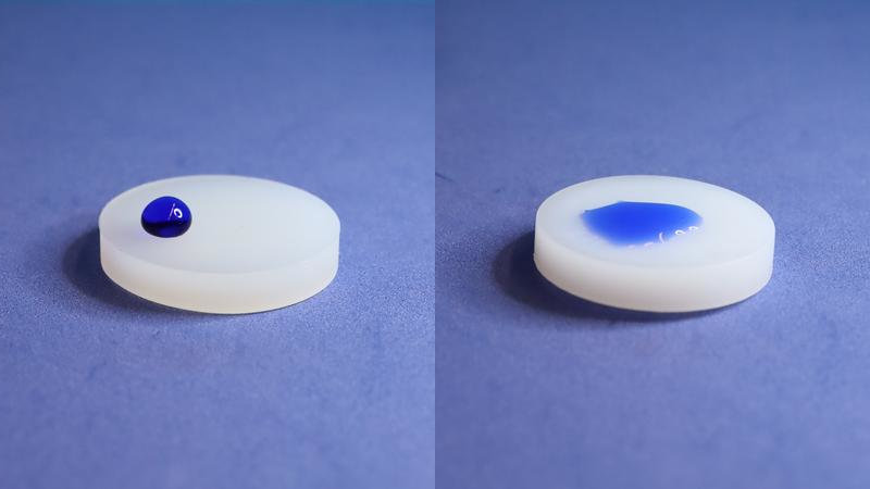 Im Bild links wurde das Kunststoffsubstrat mit dem neuen Plasmaverfahren behandelt und ist nun wasserabweisend, rechts ein unbehandeltes Substrat (Bilder: INP).