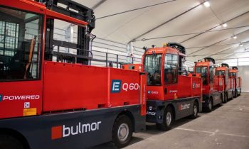 Mit den neuen Elektrostaplern verbessern sich auch die Arbeitsbedingungen, da die Fahrzeuge leise und ohne Emissionen arbeiten (Bild: Bulmor).