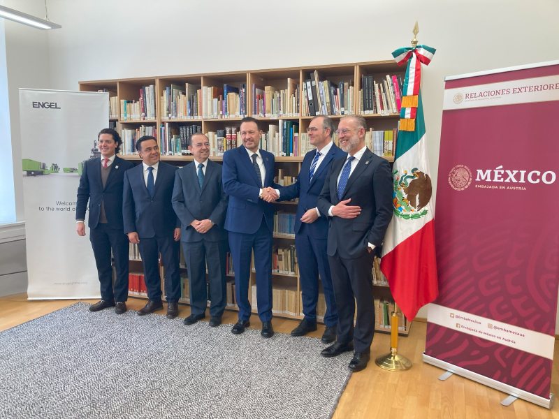 Gerhard Stangl, CPO der Engel-Gruppe (zweiter von rechts) , gemeinsam mit Mauricio Kuri González (dritter von rechts), Gouverneur von Queretaro, und weitere Vertreter der lokalen Regierung in der mexikanischen Botschaft in Wien (Bild: Engel).