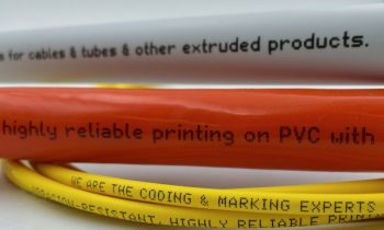 Die Spezialtinte haftet sicher auf PVC-Materialien, die mit Weichmachern versetzt sind (Bild: Leibinger).