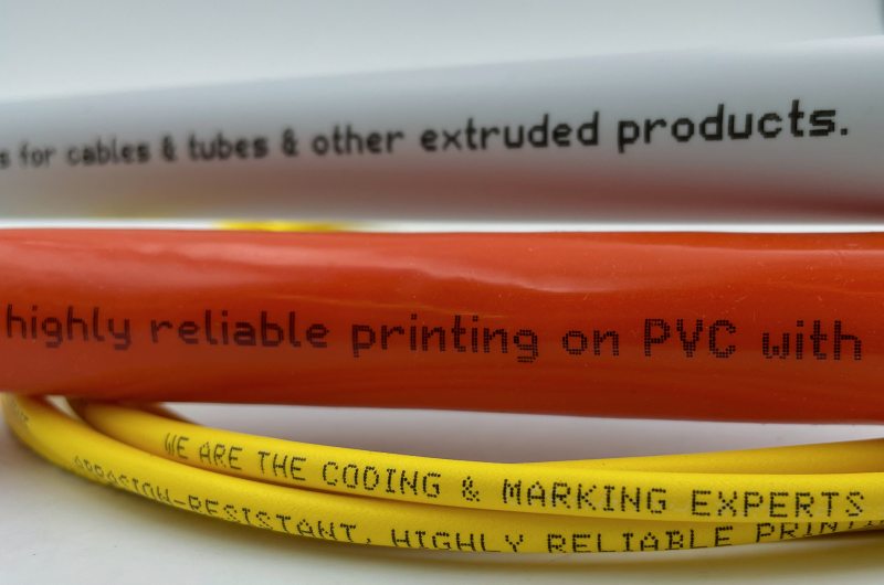 Die Spezialtinte haftet sicher auf PVC-Materialien, die mit Weichmachern versetzt sind (Bild: Leibinger).