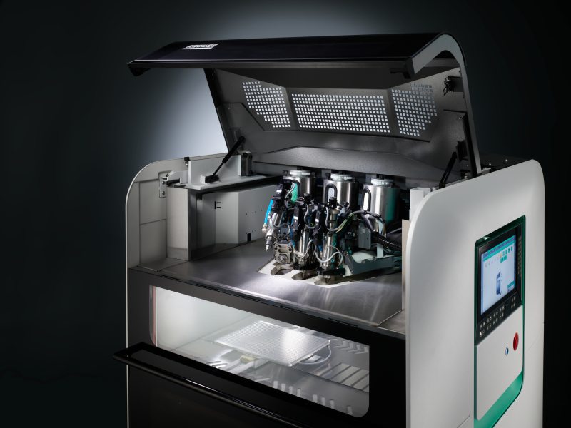 Der 3D-Drucker verfügt über drei Austragseinheiten und fertigt additiv belastbare Funktionsbauteile aus originalem Kunststoffgranulat (Bild: Arburg).