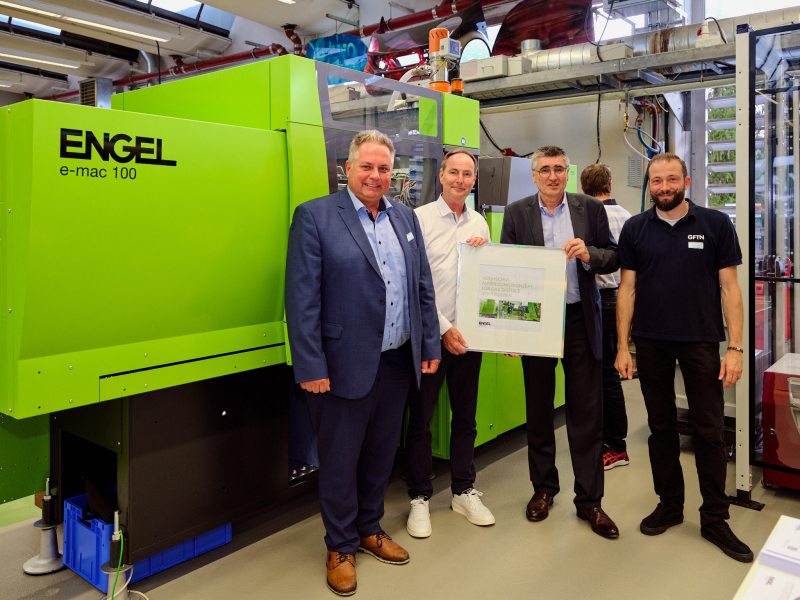 Offizielle Übergabe der Spritzgießmaschine (Bild: Engel).