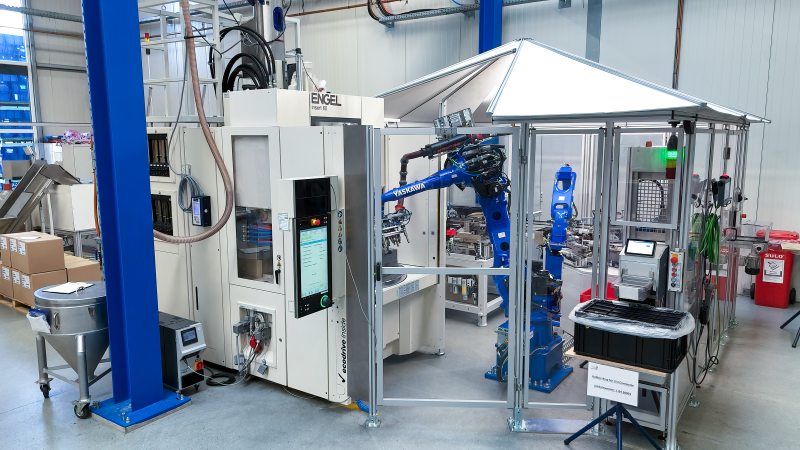 Diese vollautomatisierte Fertigungszelle produziert einen Stecker für die Automotive-Industrie. Dabei trägt die KI-basierte Prozessüberwachung zur Sicherung der hohen Qualität bei (Bild: Engel).