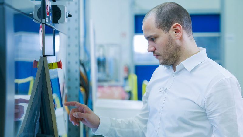 Schnell und übersichtlich: Stefan Borgmann sieht die aktuellen Prozessdaten auf dem Display der Steuerung »CC300« ein, die mithilfe von »iQ process observer« dargestellt werden (Bild: Engel).