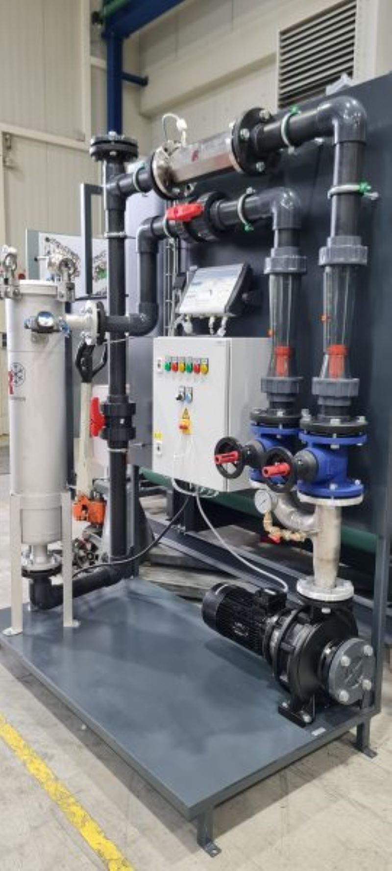 Das »ECS-Modul« für die Maschinenkühlung wurde als Bypass-Installation direkt in die Verrohrung des Maschinenvorlaufs integriert (Bild: L&R Kälte).
