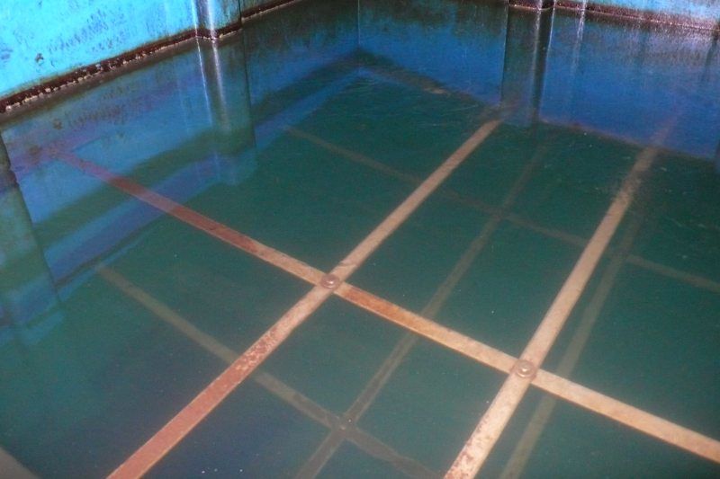 Der fortlaufende Lösungsprozess und die Filtrierung konnten das Maschinenkühlwasser säubern und stabilisieren (Bild: L&R Kälte).