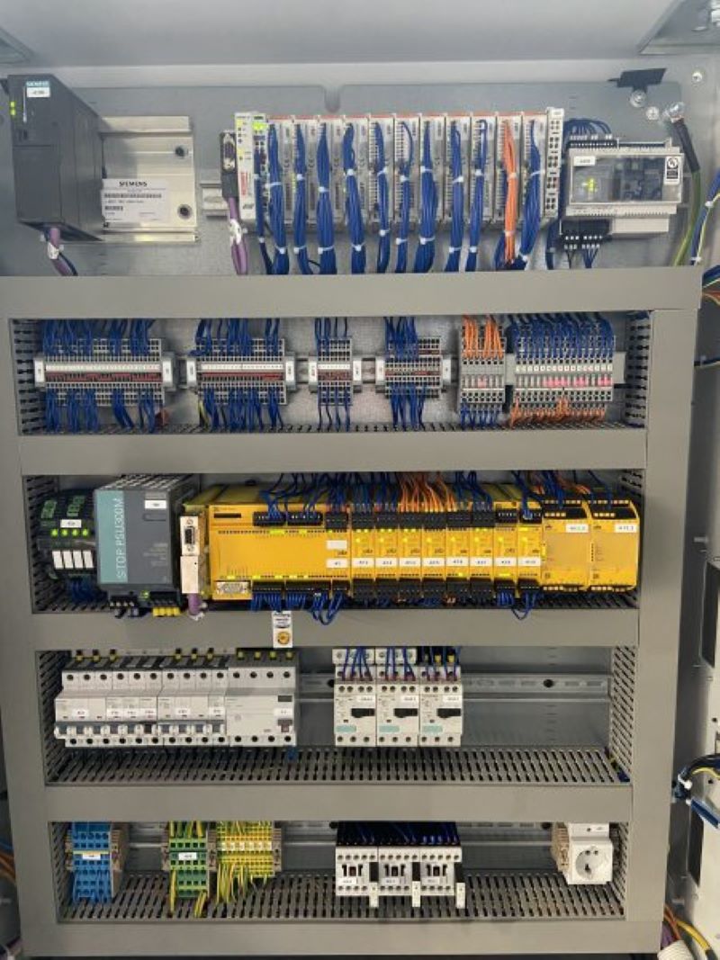 Übersichtlich und spart Platz: »PNOZmulti« mit »PSENradar«-Modulen, die Auswerteeinheit oben rechts, im Schaltschrank (Bild: Weidplas).