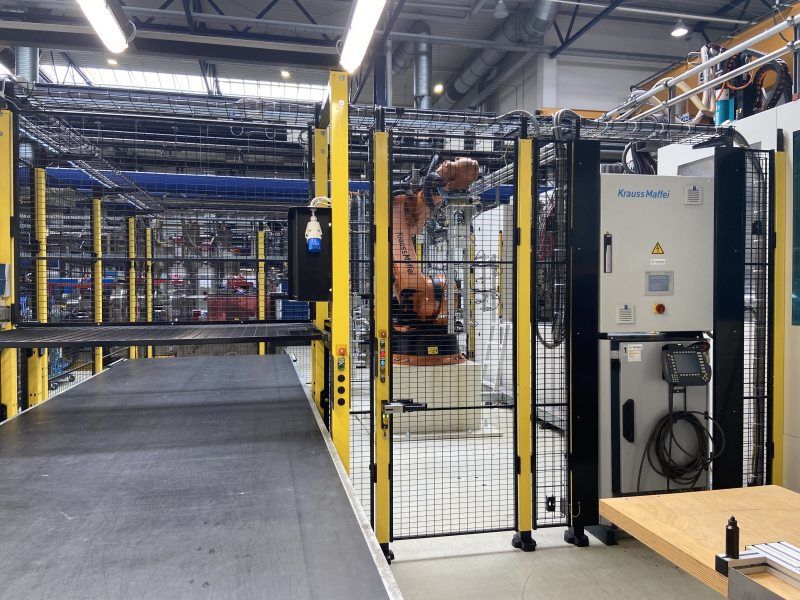 Bei Zutritt sicherer Halt: Rechts die durch Pilz gesicherte Roboterzelle bei Weidplas, links das Transportband (Bild: Weidplas).