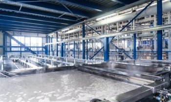 Verschmutzte Filter werden umweltgerecht in der vollautomatischen Waschanlage gereinigt. Mit der kombinierten Wasserbad- und Ultraschallreinigung sind 90 Prozent der Filter nach einmaliger Anwendung bereits vollständig gesäubert (Bild: Büchel).