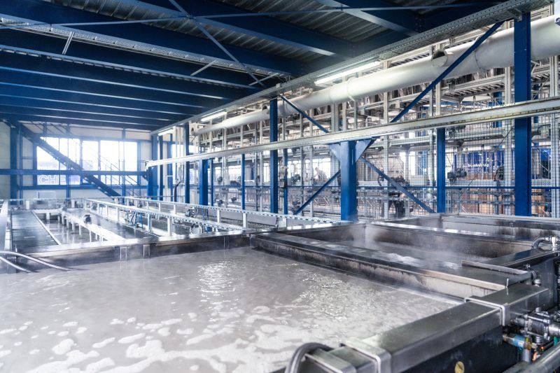 Verschmutzte Filter werden umweltgerecht in der vollautomatischen Waschanlage gereinigt. Mit der kombinierten Wasserbad- und Ultraschallreinigung sind 90 Prozent der Filter nach einmaliger Anwendung bereits vollständig gesäubert (Bild: Büchel).