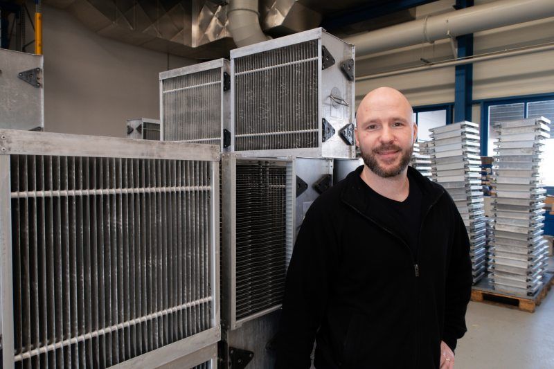 Wartung und Reinigung der Filter ist zentraler Bestandteil der Serviceleistungen von Büchel. Autor Thomas Frey zeigt die gereinigten und eingelagerten elektrostatischen Filter, die schnell beim Kunden getauscht werden können (Bild: Büchel).