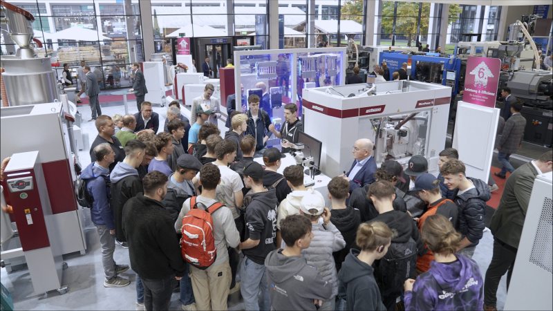Schülerinnen und Schüler informieren sich auf dem Stand von Wittmann über die Karrieremöglichkeiten in der Kunststoffindustrie (Bild: Schall).