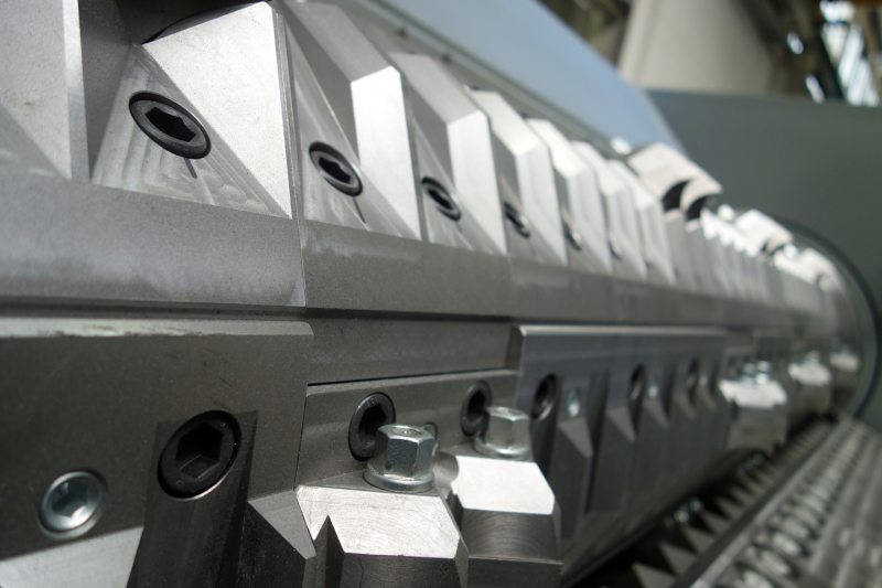 Rotor eines Einwellenshredders mit aufgeschraubten Messerkassetten (Bild: Herbold).