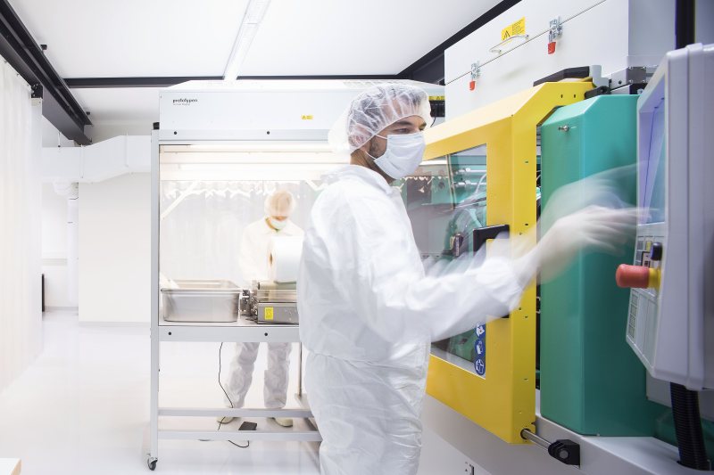 Das Unternehmen fertigt präzise Serienbauteile und High-End-Prototypen für Medizintechnik-Unternehmen im Reinraum (Bild: 1zu1/Darko Todorovic).