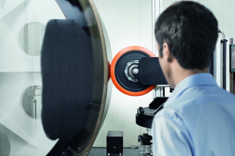 Elastomere müssen oft hohe Anforderungen erfüllen. Dies soll jetzt auch für rezyklierte Materialien gelten (Bild: Covestro).