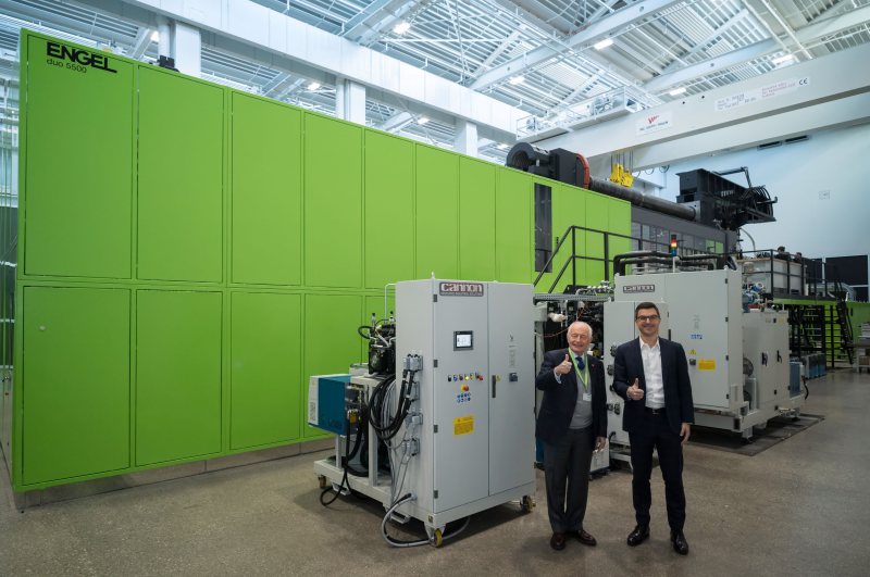 Marco Volpato (li.), Präsident und Vorstandsvorsitzender der Cannon Group, und Stefan Engleder, CEO der Engel Group, vor der großen Spritzgießzelle mit PUR-Anlage in einem Technikum (Bild: Engel).