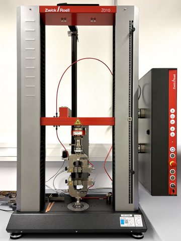 Die Universalprüfmaschine liefert der Argus Additive Plastics GmbH präzise Daten zur Qualitätsprüfung von Masterbatches (Bild: ZwickRoell).
