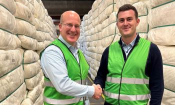 Jörn Bahr (li.), Geschäftsführer Polymer Solutions, und Louis Krall, Prokurist von Polymer Solutions und Krall Kunststoff-Recycling, im Wareneingang (Bild: Polymer Solutions).