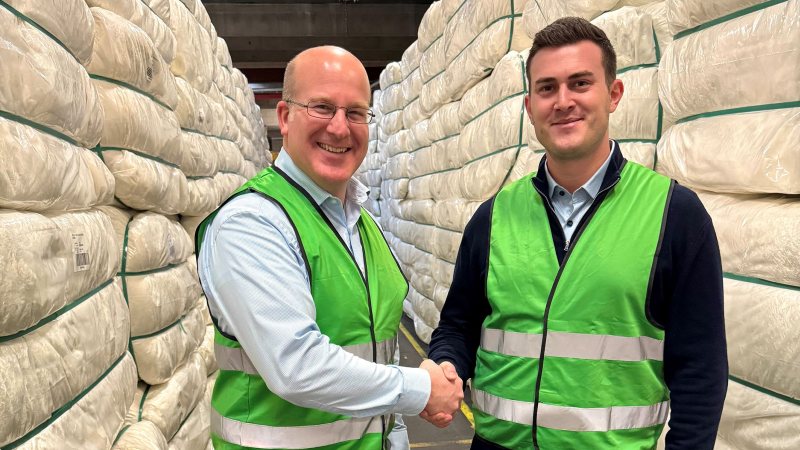 Jörn Bahr (li.), Geschäftsführer Polymer Solutions, und Louis Krall, Prokurist von Polymer Solutions und Krall Kunststoff-Recycling, im Wareneingang (Bild: Polymer Solutions).