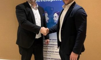 Ralf Eck (li.), Manager Sales PVC bei Westlake Vinnolit, und Klemens Unteutsch Director Business Segment Plastics, Adhesives & Sealants bei Krahn Chemie (Bild: Krahn).