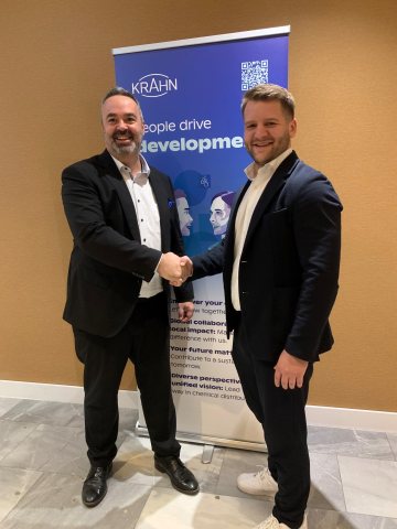 Ralf Eck (li.), Manager Sales PVC bei Westlake Vinnolit, und Klemens Unteutsch Director Business Segment Plastics, Adhesives & Sealants bei Krahn Chemie (Bild: Krahn).