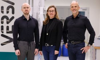 V. l.: Lucas, Bianca und Thomas Meister, vor dem neu installierten 5-Achs-Bearbeitungszentrum in der voll klimatisierten Fertigungszelle (Bild: Servomold).