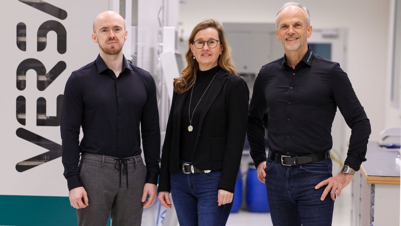 V. l.: Lucas, Bianca und Thomas Meister, vor dem neu installierten 5-Achs-Bearbeitungszentrum in der voll klimatisierten Fertigungszelle (Bild: Servomold).