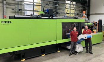 Die neue Spritzgießmaschine von Engel mit 550 t Schließkraft ergänzt den Maschinenpark im Technikum (Bild: Erwes Reifenberg).