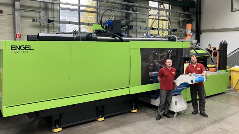 Die neue Spritzgießmaschine von Engel mit 550 t Schließkraft ergänzt den Maschinenpark im Technikum (Bild: Erwes Reifenberg).