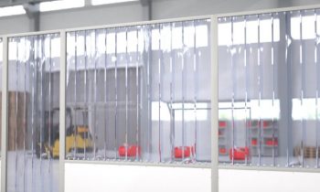 Lamellenvorhänge sind eine kostengünstige und flexible Lösung, um verschiedene Bereiche in Produktionsumgebungen voneinander abzutrennen (Bild: item).