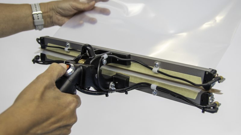Mit der pneumatischen Folienschweißzange können Verpackungen per Knopfdruck verschweißt werden (Bild: joke mechanix GmbH).