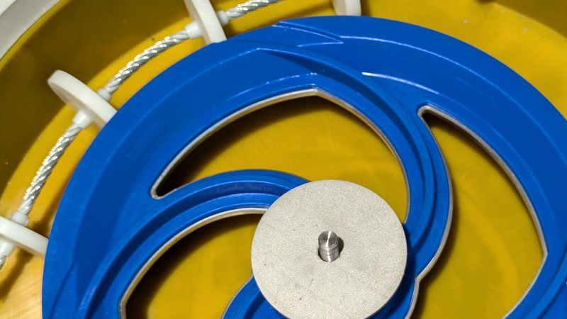 Eine Auskleidung der Innenwand des Gehäuses mit Polyurethan – hier in einem Umlenktopf – reduziert den Verschleiß merklich (Bild: Wessjohann).