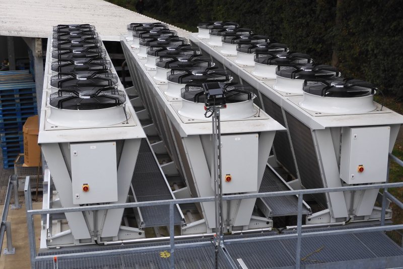 Kompakt und komplett: Die Kondensatoren für die Abführung der Wärme von den Kälteanlagen finden auf dem Dach des Containers Platz (Bild: L&R).