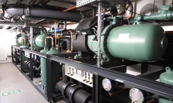 Herzstück dieser Kälteanlage sind drei hocheffiziente Kältemaschinen in Split-Bauweise und je 450 kW Leistung (Bild: L&R).