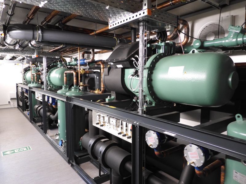 Herzstück dieser Kälteanlage sind drei hocheffiziente Kältemaschinen in Split-Bauweise und je 450 kW Leistung (Bild: L&R).