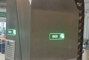 Rico Elastomere Projecting zeigt den Status ihrer Entform-Handlings über den Farbwechsel des Unternehmenslogos an (Bild: IPF).