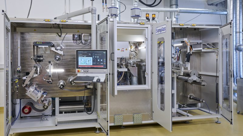 Präzise Folienbearbeitung: Die Anlage schneidet Batteriefolien im Rolle-zu-Rolle-Verfahren mittels Laser-Notching (Bild: MM Sonplas).