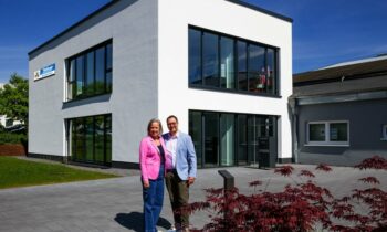 Die neue, Ende 2024 bezogene Ideenschmiede in Roetgen schafft Raum für die erfolgreiche Weiterentwicklung. Im Bild: die Geschäftsführer Susanne und Mark Hellweg (Bild: Hellweg).