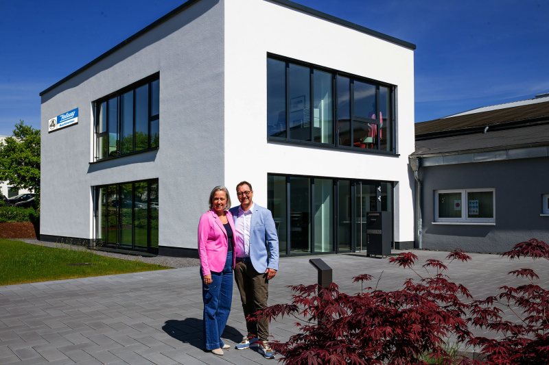 Die neue, Ende 2024 bezogene Ideenschmiede in Roetgen schafft Raum für die erfolgreiche Weiterentwicklung. Im Bild: die Geschäftsführer Susanne und Mark Hellweg (Bild: Hellweg).
