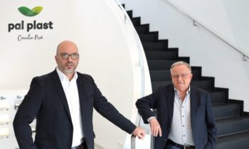 Amit (li.) und Josef Wirnik führen das Familienunternehmen gemeinsam in die Zukunft (Bild: pal plast).