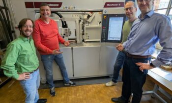 Die technischen Fakultäten freuen sich über die neue Spritzgießmaschine. V. l.: Prof. Dr.-Ing. Thomas Müller-Lenhardt, Markus Bittrich, Georg Fischer und Prof. Dr.-Ing. Alexandru Sover (Bild: Hochschule Ansbach).