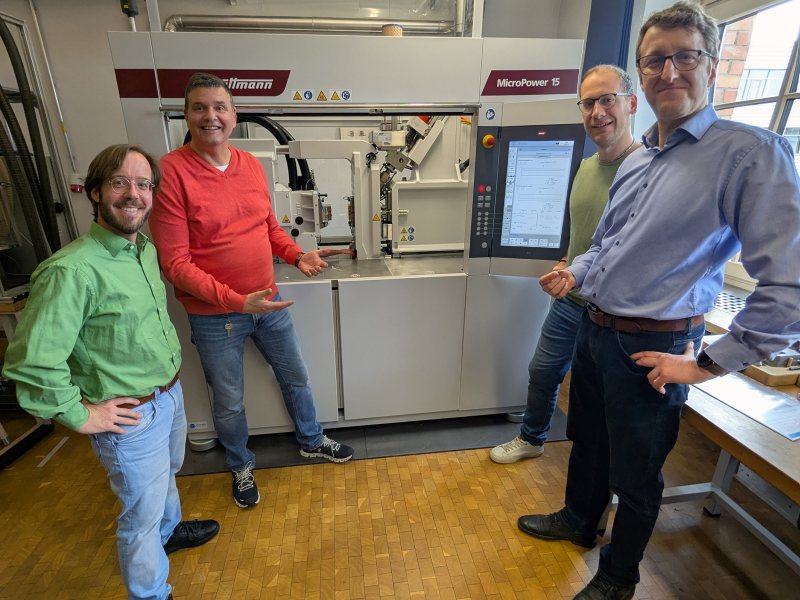 Die technischen Fakultäten freuen sich über die neue Spritzgießmaschine. V. l.: Prof. Dr.-Ing. Thomas Müller-Lenhardt, Markus Bittrich, Georg Fischer und Prof. Dr.-Ing. Alexandru Sover (Bild: Hochschule Ansbach).