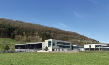 Der Erweiterungsbau beheimatet das Kompetenzzentrum Kunststofftechnik. Im Mai 2025 wurden die neuen Räumlichkeiten offiziell eingeweiht (Bild: Bürkert).