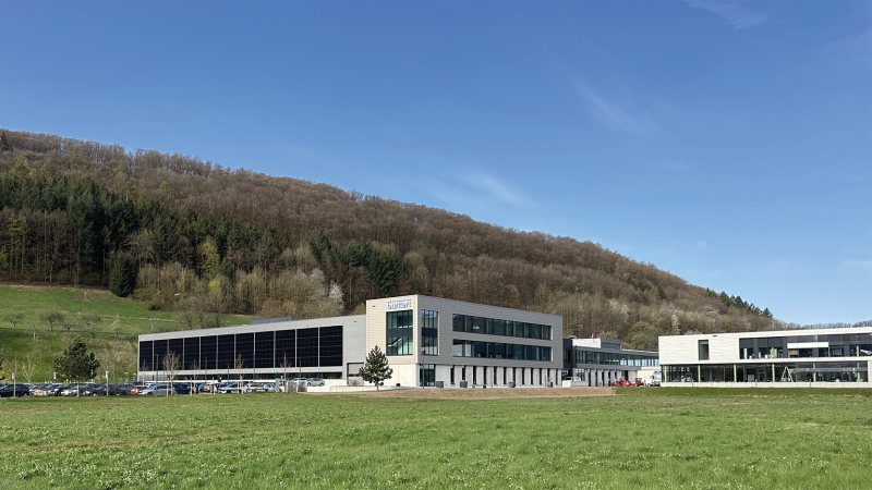 Der Erweiterungsbau beheimatet das Kompetenzzentrum Kunststofftechnik. Im Mai 2025 wurden die neuen Räumlichkeiten offiziell eingeweiht (Bild: Bürkert).