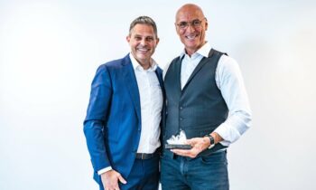 Feierliche Unterzeichnung in Winterthur: Marc Schaad (li.), CEO der Kistler-Gruppe, und Tobias Keller, CEO Keller Pressure, besiegeln den strategischen Ausbau ihrer Partnerschaft (Bild: Kistler).