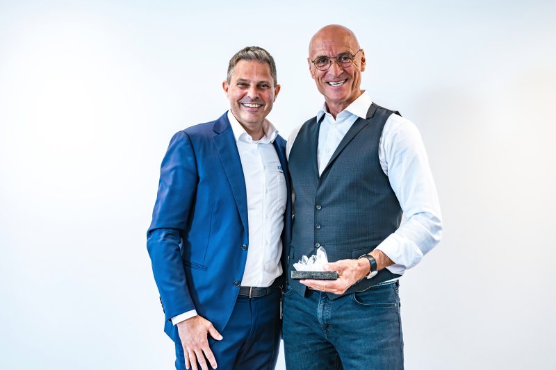 Feierliche Unterzeichnung in Winterthur: Marc Schaad (li.), CEO der Kistler-Gruppe, und Tobias Keller, CEO Keller Pressure, besiegeln den strategischen Ausbau ihrer Partnerschaft (Bild: Kistler).